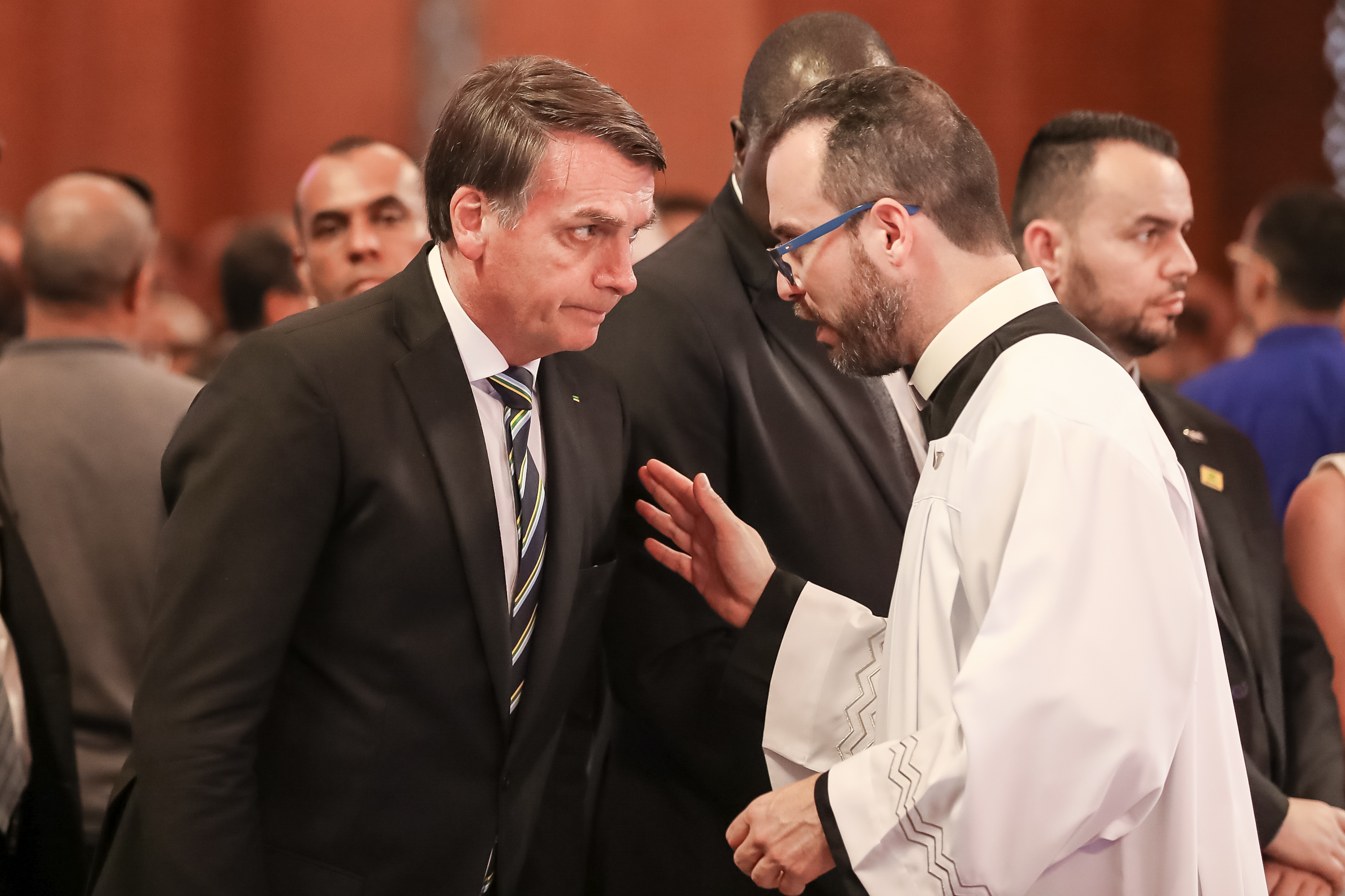 Entre Vaias E Aplausos Bolsonaro Participa De Missa E Comunga Em