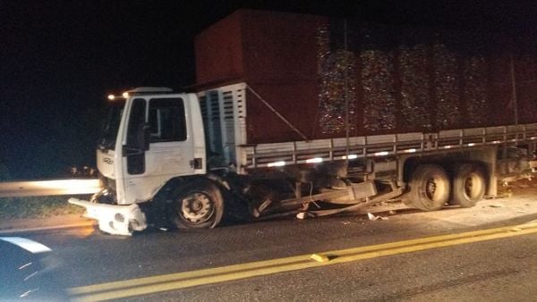 A Gazeta Carro E Caminh O Batem E Motorista Fica Ferido Na Br Em