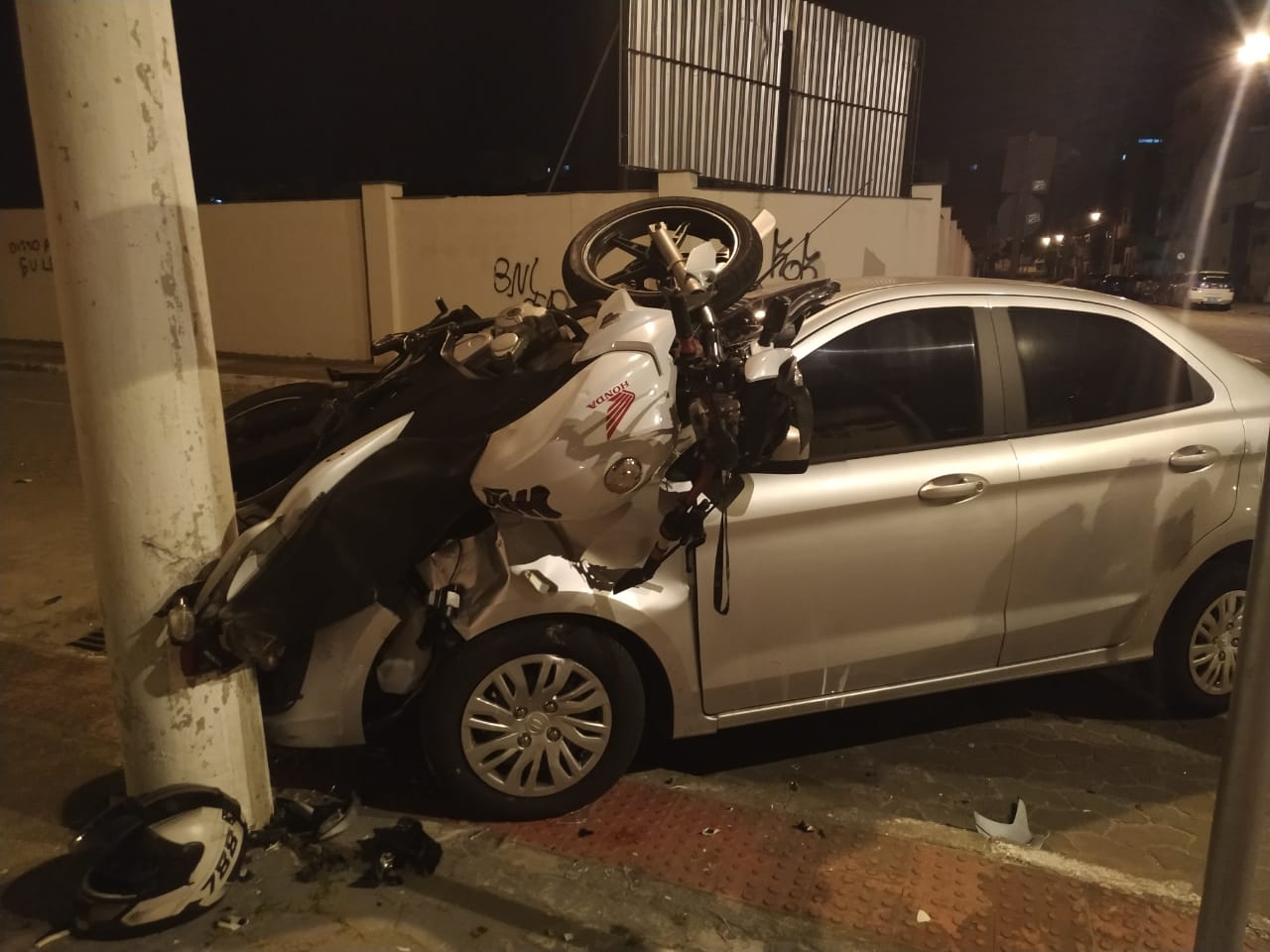 A Gazeta Carro Bate Em Moto Atinge Poste E Uma Pessoa Fica Ferida Em