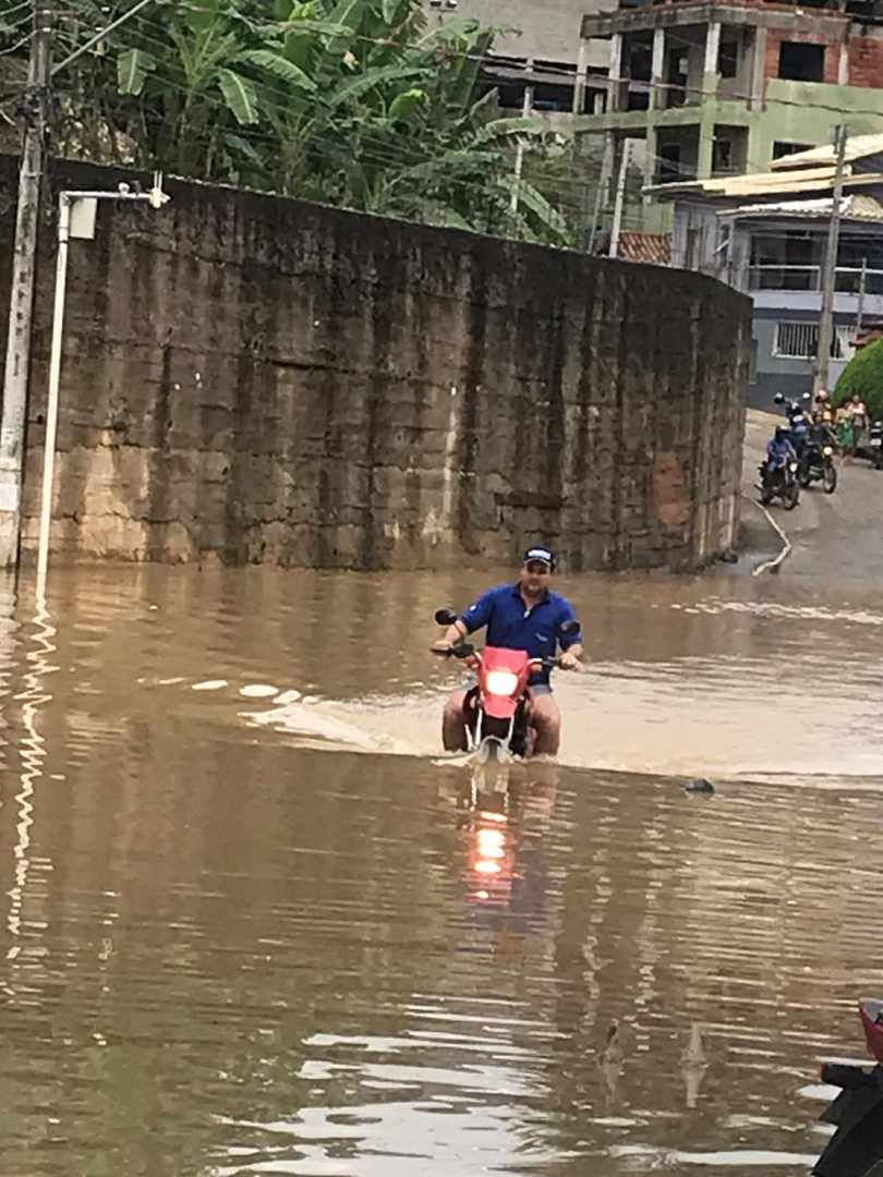 A Gazeta Rio Transborda E Invade Casas E Rcio Em Guia Branca