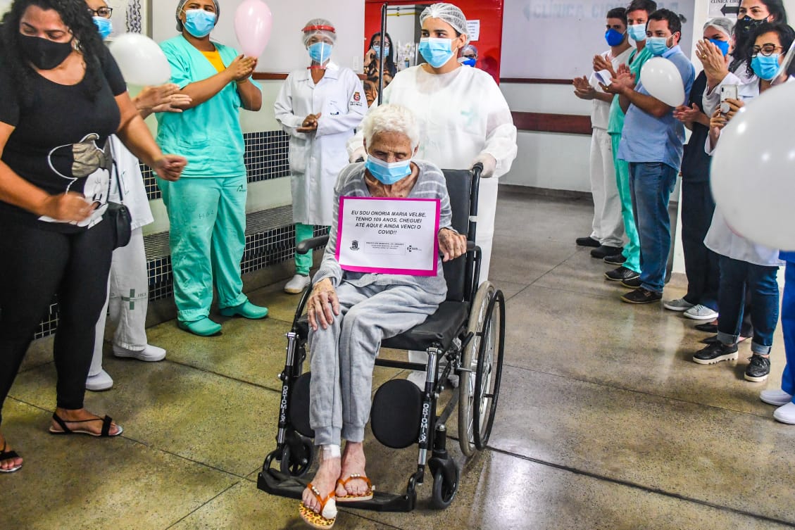 A Gazeta Idosa De Anos Vence O Coronav Rus E Recebe Alta Em