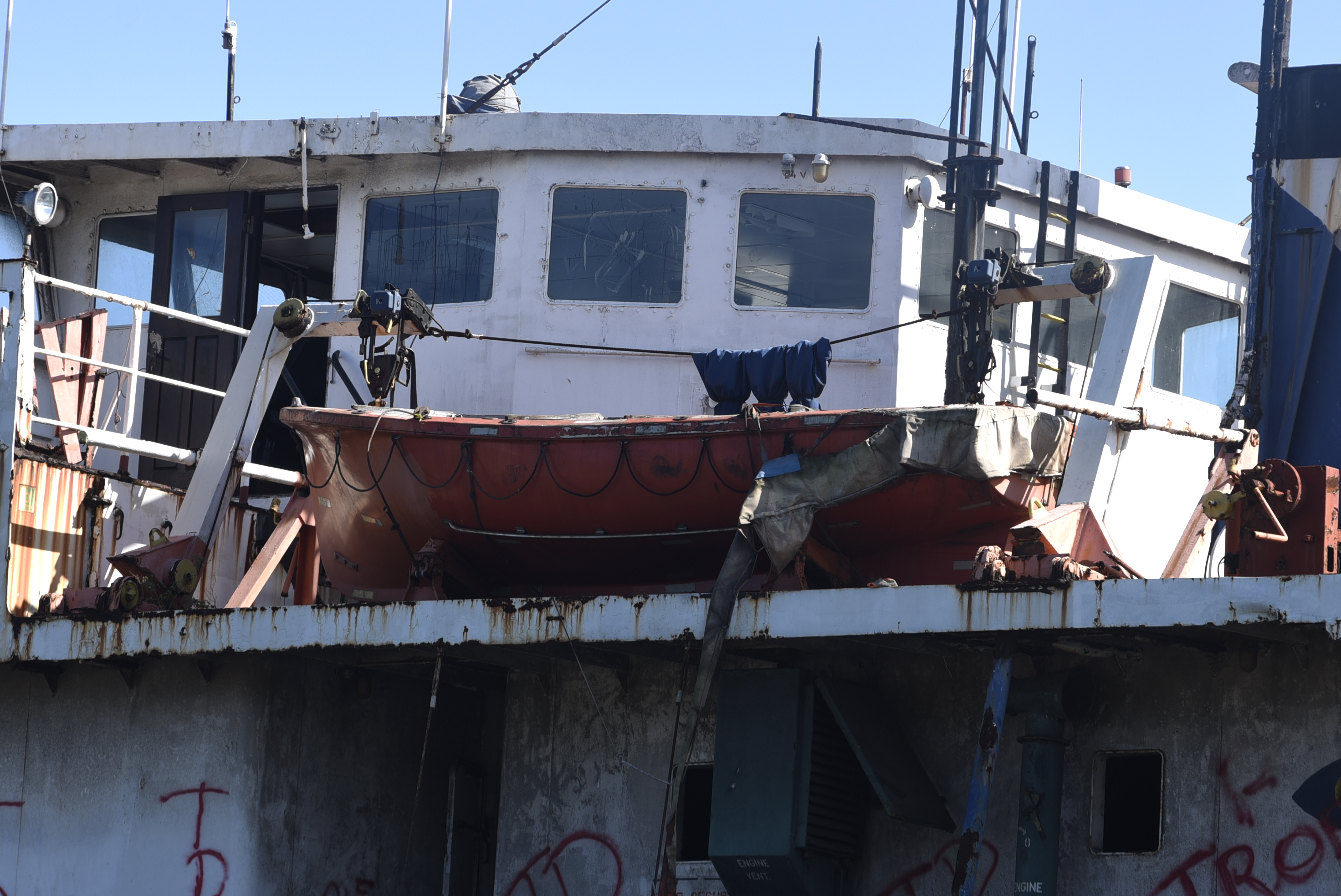 A Gazeta Navio Abandonado Vai Sair Do Porto De Vit Ria Para Virar