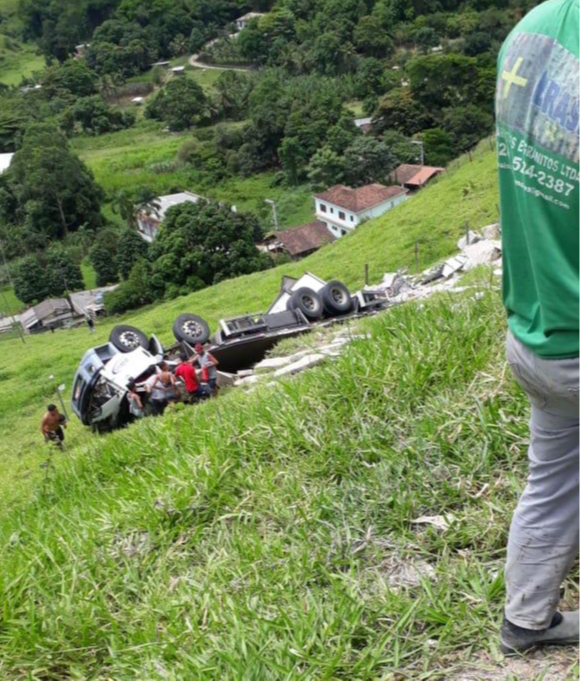 A Gazeta Caminhão tomba na curva da morte e motorista morre no Sul