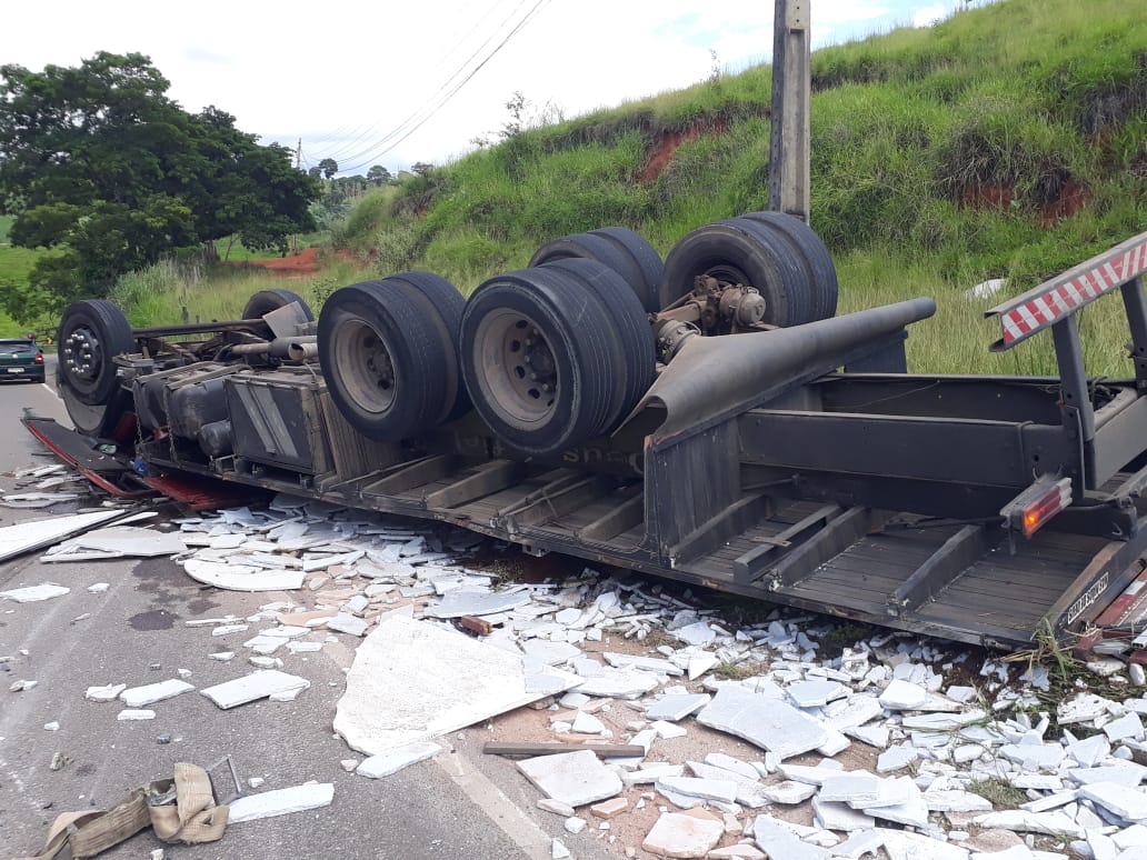 A Gazeta Caminhão tomba e motorista morre preso às ferragens em Cachoeiro