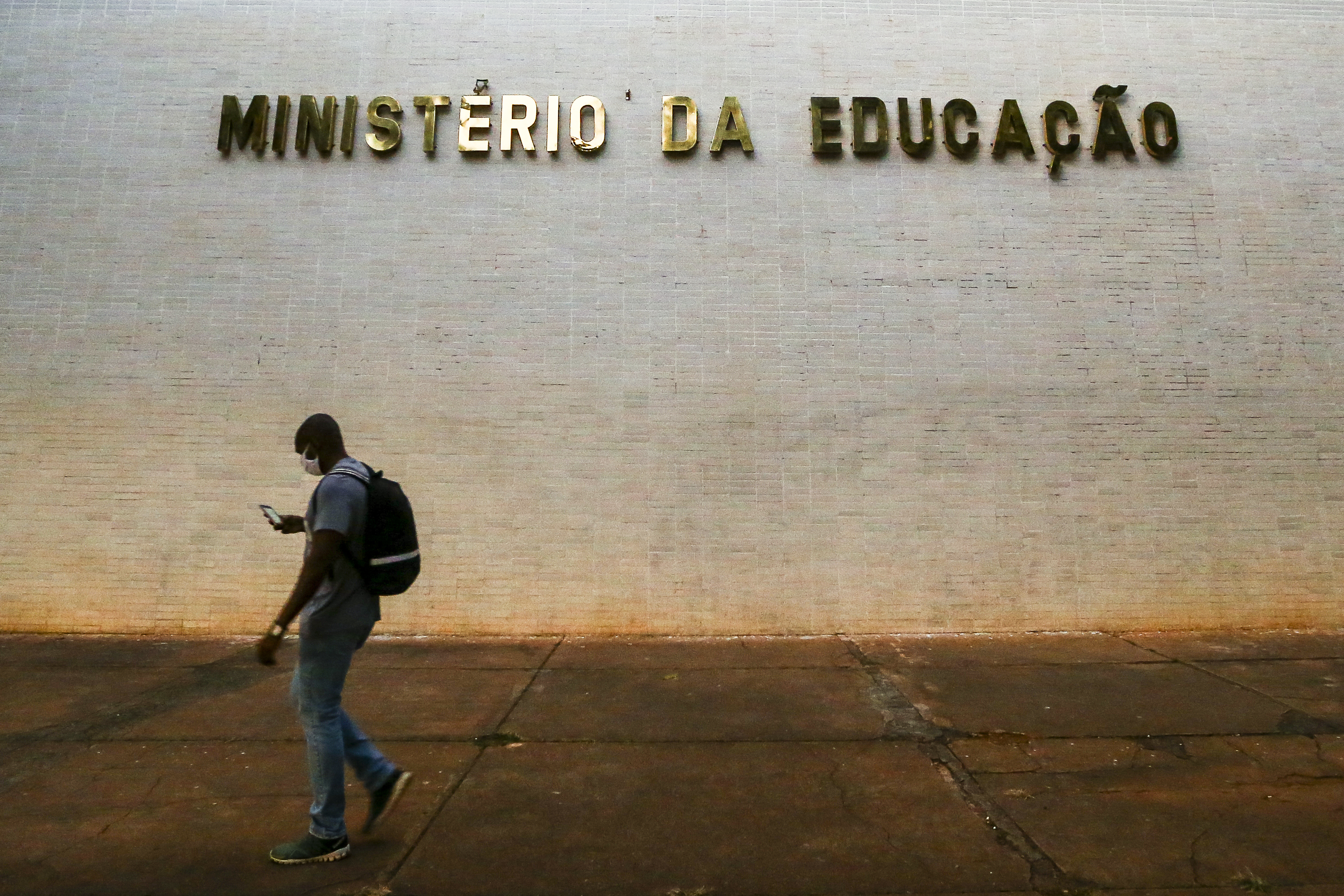 A Gazeta Secretária de Educação Básica do MEC pede demissão