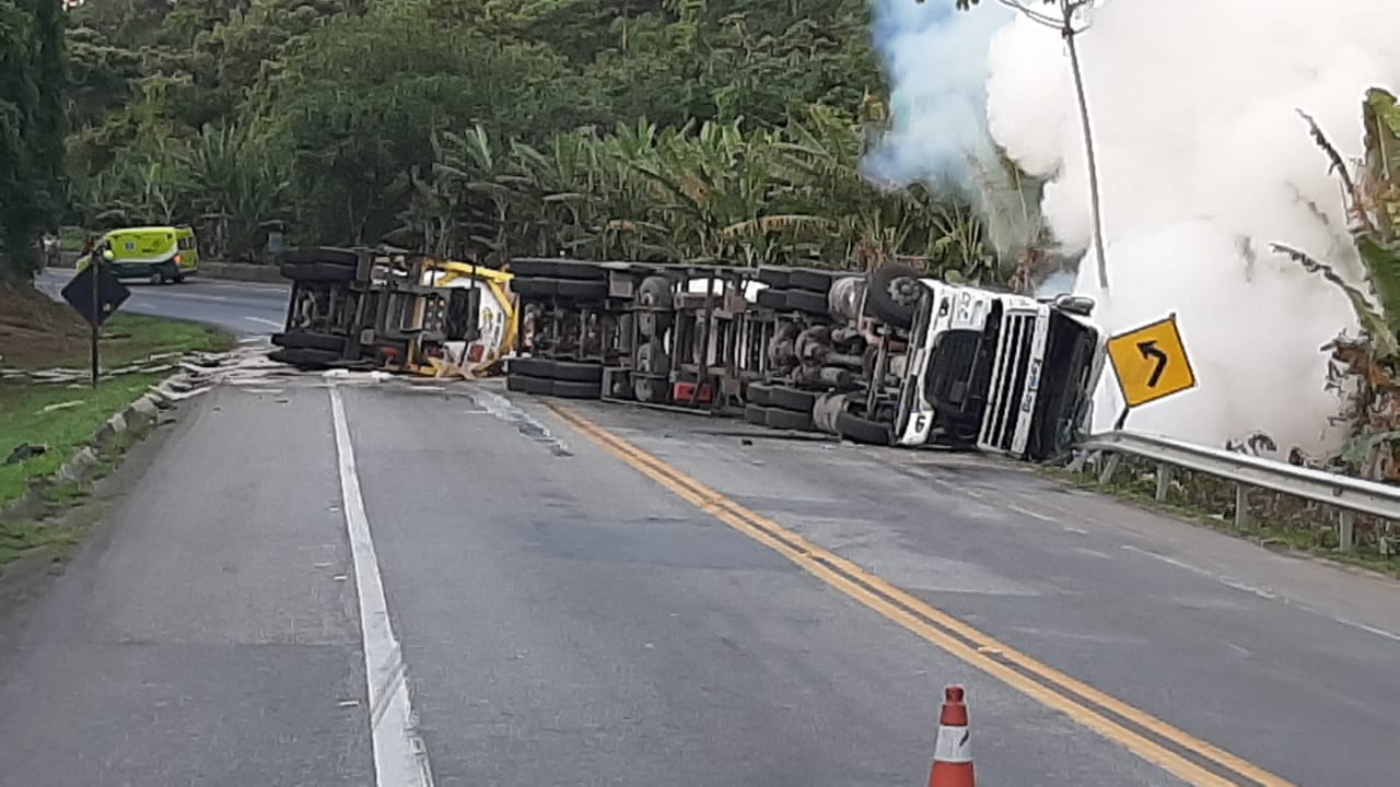 A Gazeta Acidente Envolvendo Carreta Interdita A Br Em Rio Novo