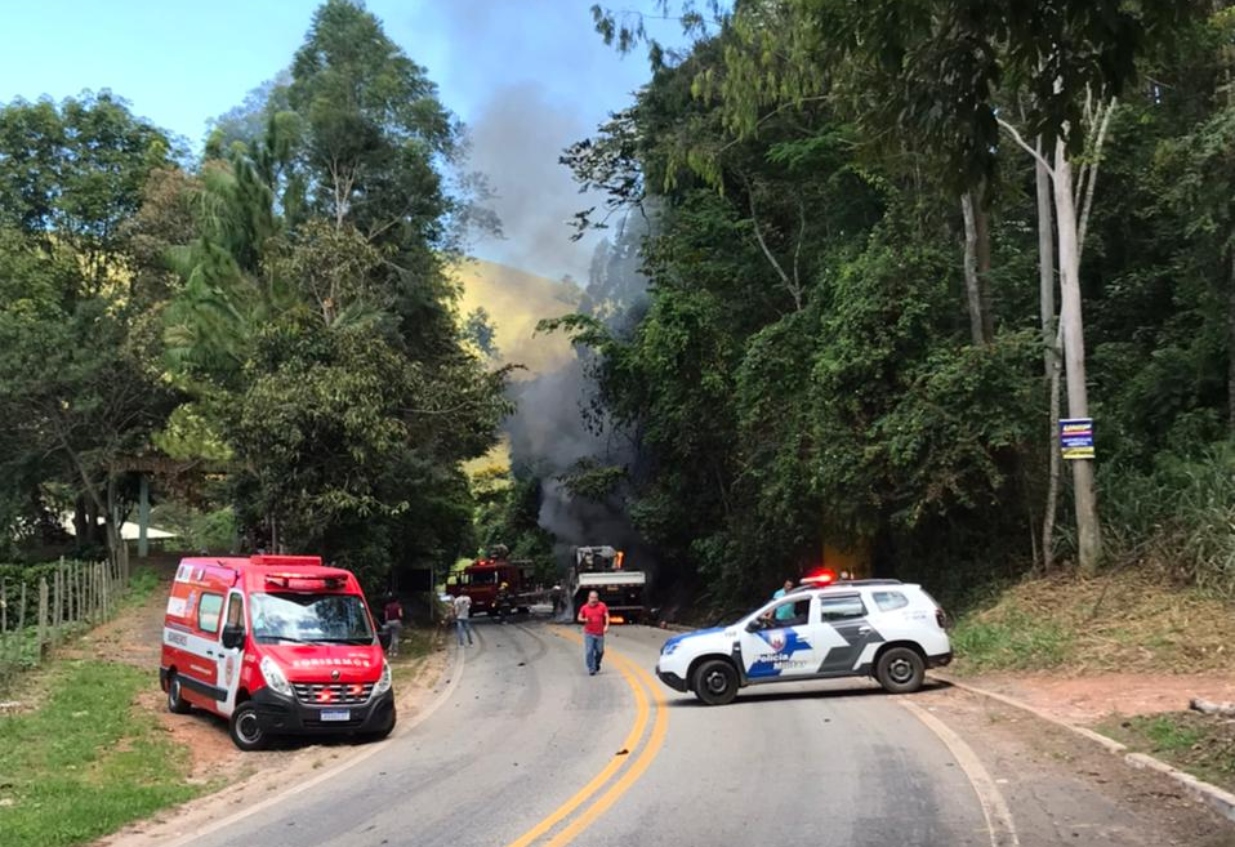 A Gazeta V Deo Caminh O Pega Fogo Na Rodovia Br Em Alegre