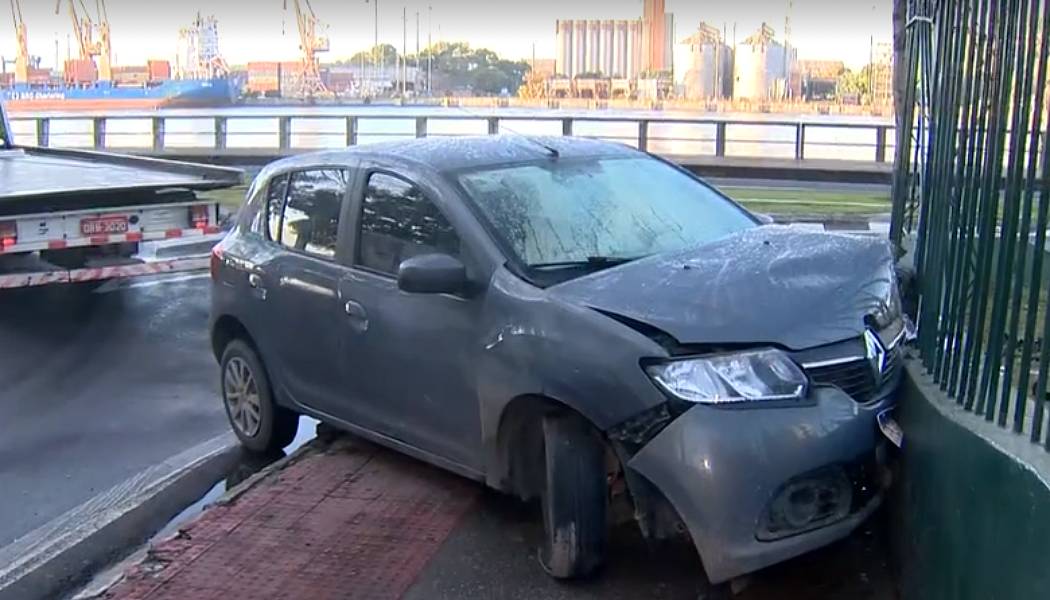 A Gazeta Carro passa reto em curva e bate em muro no Centro de Vitória