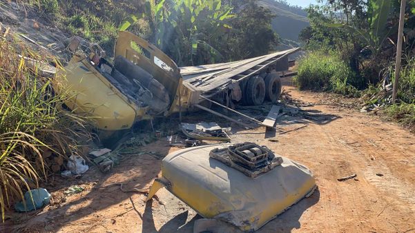 A Gazeta Motorista morre após caminhão capotar em Alegre