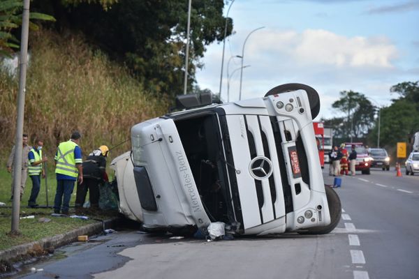 A Gazeta Caminh O Tomba Na Br Em Planalto Serrano Na Serra