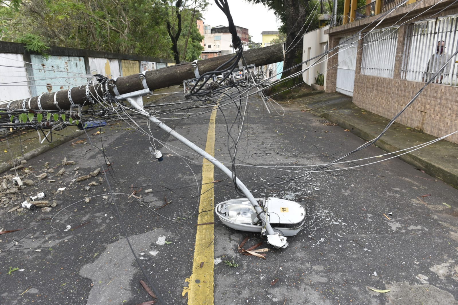 Chuva Vento Derruba Quatro Postes E Uma Rvore Em Rua De Vit Ria