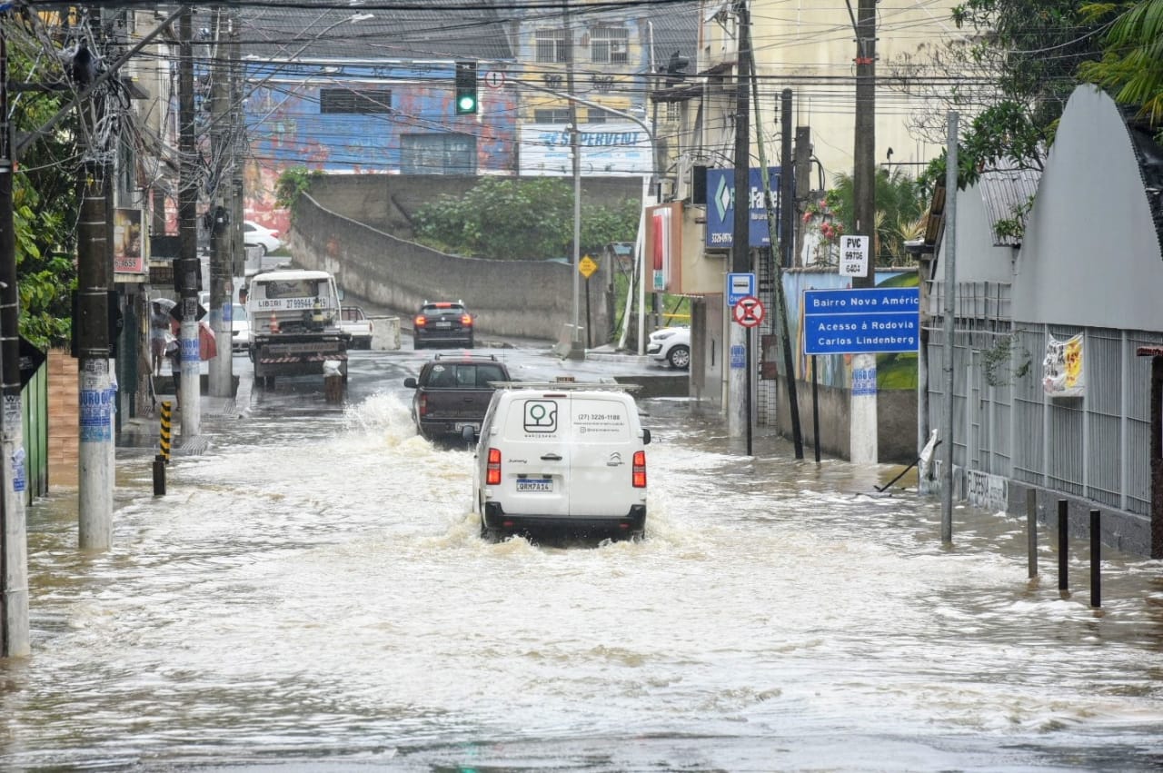 Vídeo Rio Marinho transborda e ruas ficam alagadas em Vila Velha A