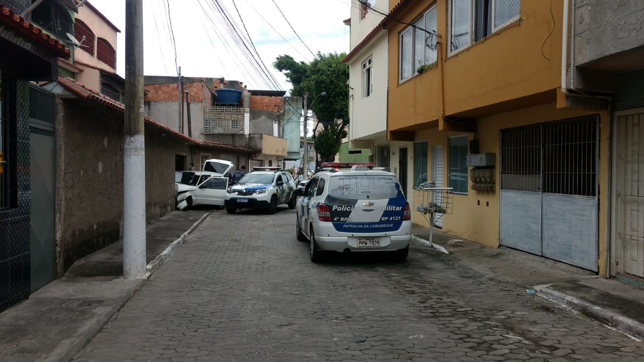 A Gazeta Assaltante Bate Carro Em Muro Durante Fuga De Policiais E