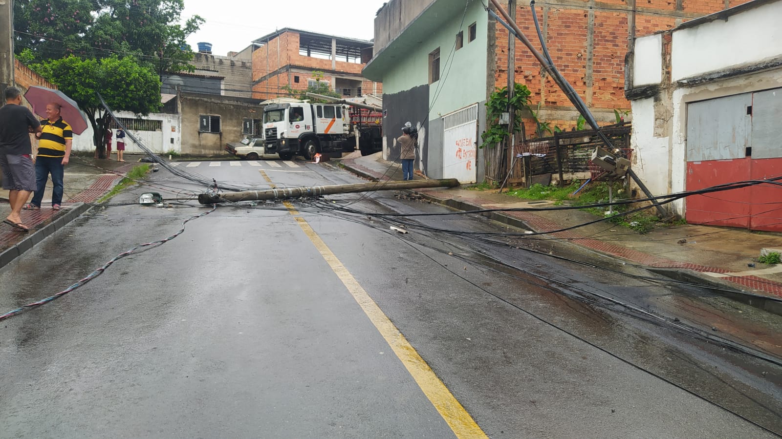 A Gazeta Poste cai em Cariacica e deixa moradores sem energia elétrica