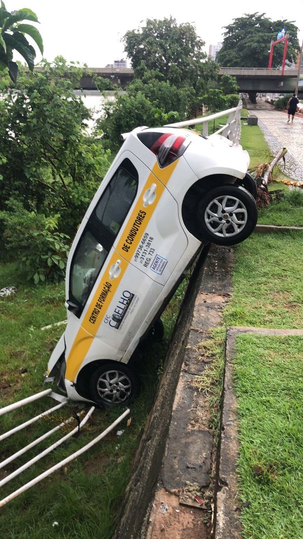 A Gazeta Carro De Autoescola Fica Pendurado Em Avenida De Colatina