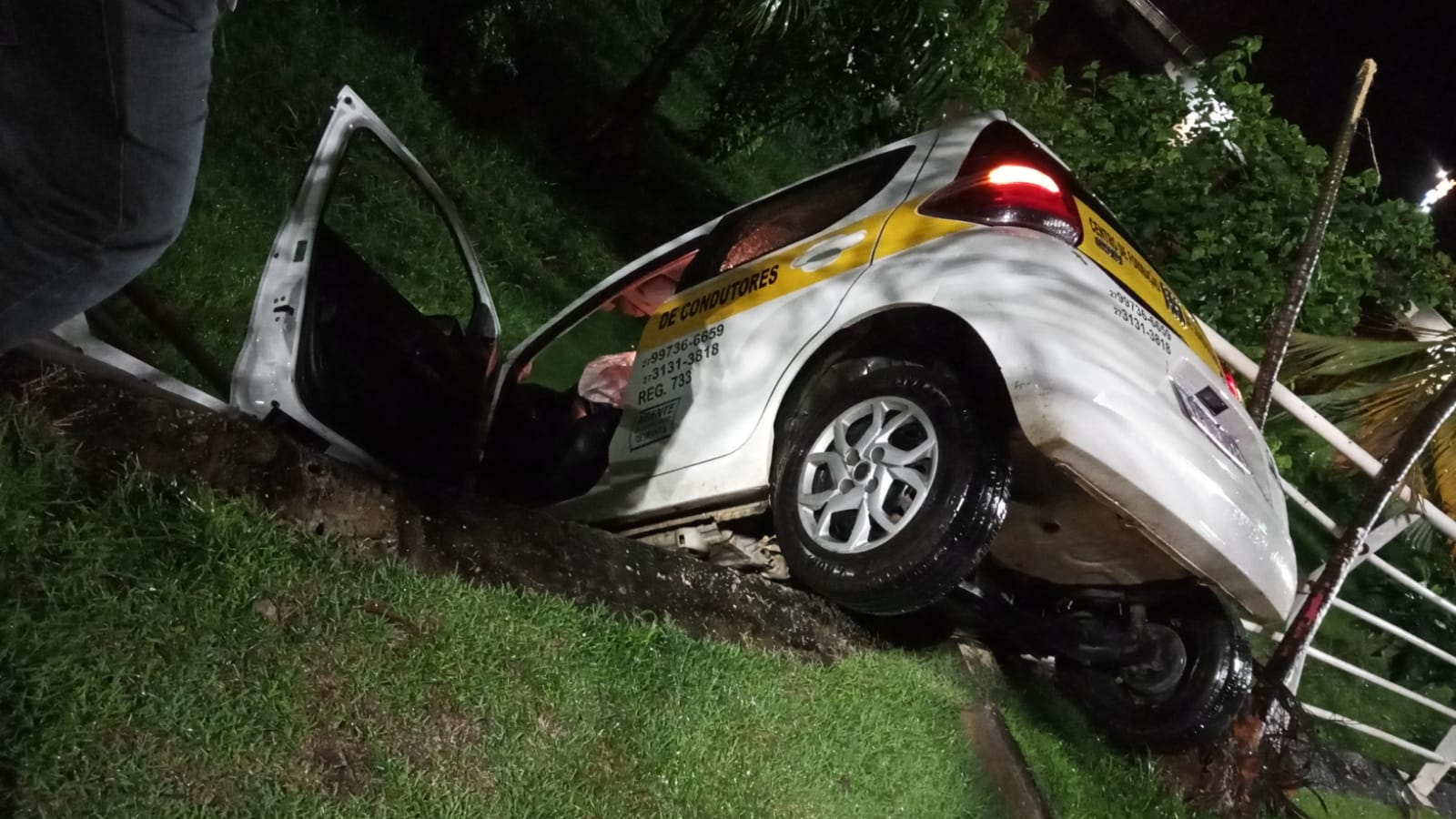 A Gazeta Carro De Autoescola Fica Pendurado Em Avenida De Colatina