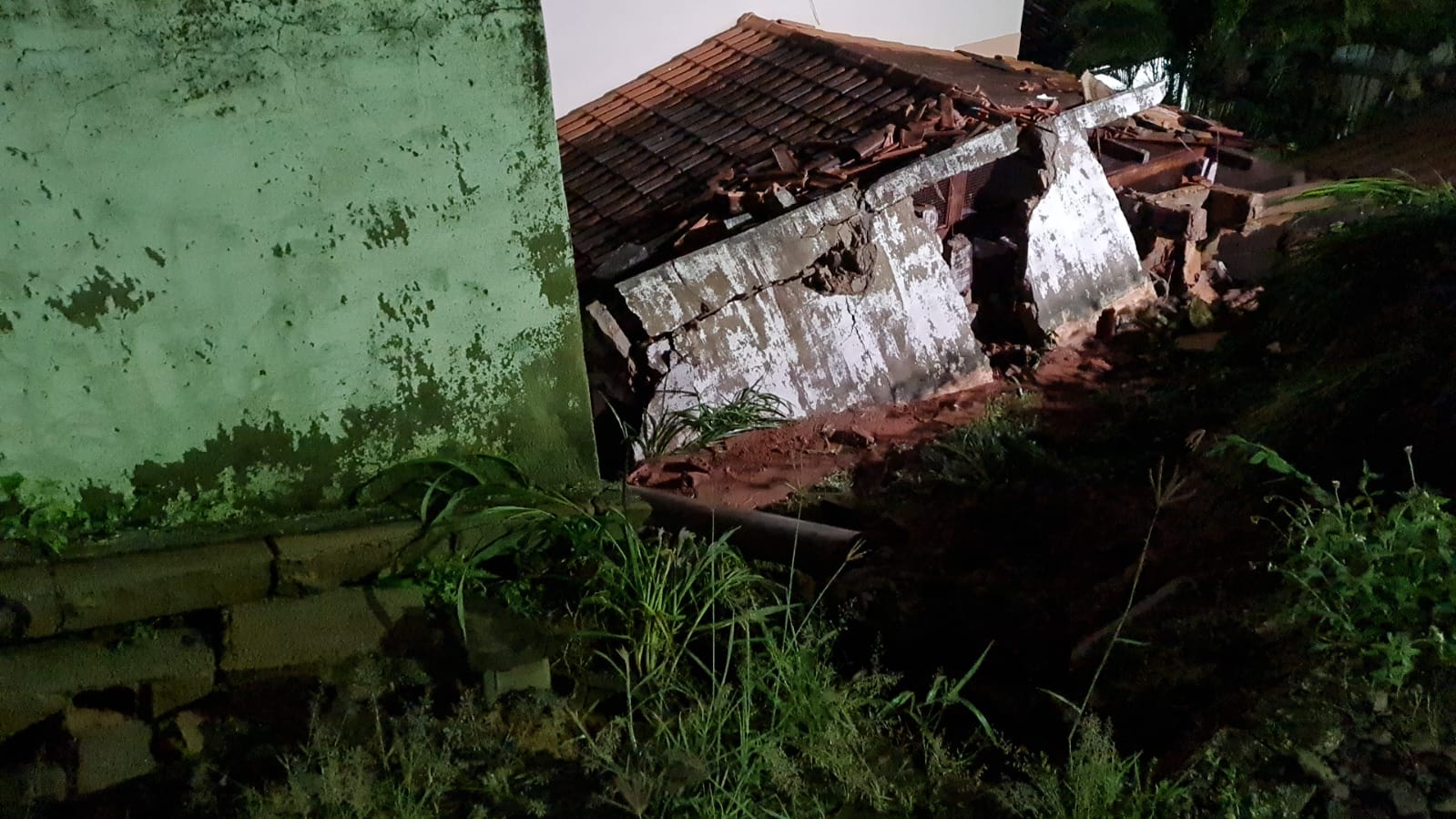 A Gazeta Chuva No ES Muro Cai E Mata Uma Pessoa Em Alegre