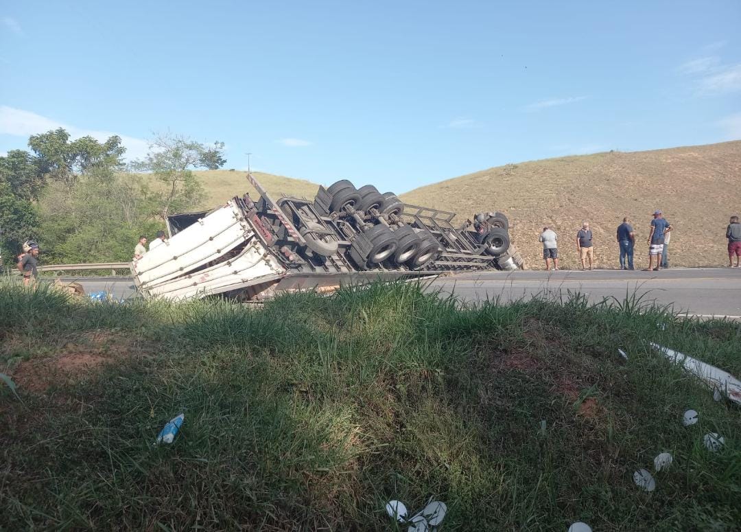 A Gazeta Carreta Tomba Em Acidente E Interdita Br Em Itapemirim