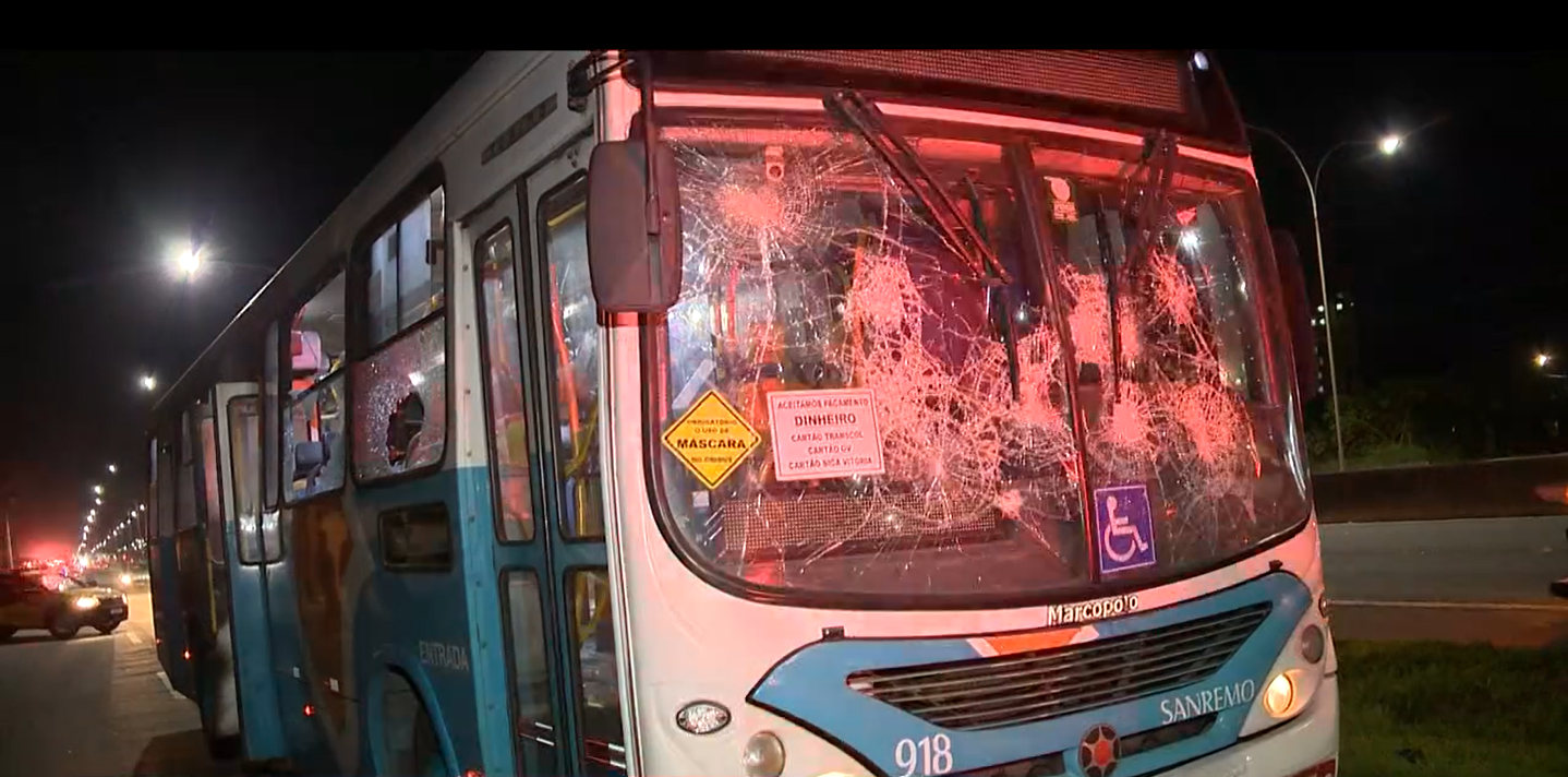 A Gazeta Ônibus é alvo de ataque na Rodovia do Sol em Vila Velha