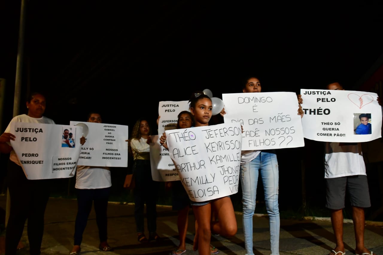 A Gazeta Mães protestam em Vila Velha contra morte de inocentes na