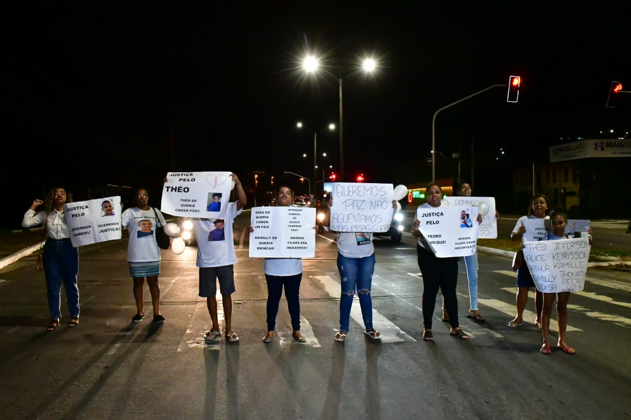 A Gazeta Mães protestam em Vila Velha contra morte de inocentes na