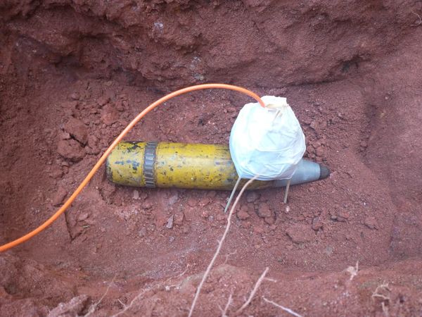 A Gazeta Esquadrão Antibombas detona explosivo militar encontrado em