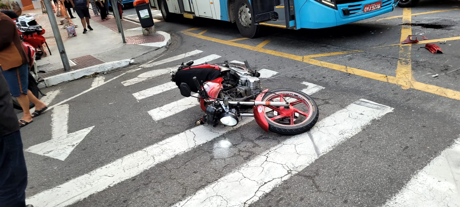 A Gazeta Acidente em Vitória motociclista é atingido por ônibus e