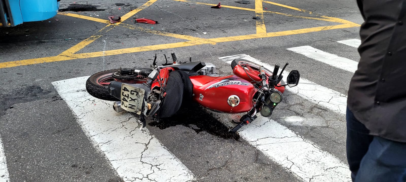 A Gazeta Acidente em Vitória motociclista é atingido por ônibus e