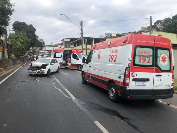 A Gazeta Engavetamento três veículos deixa duas pessoas feridas