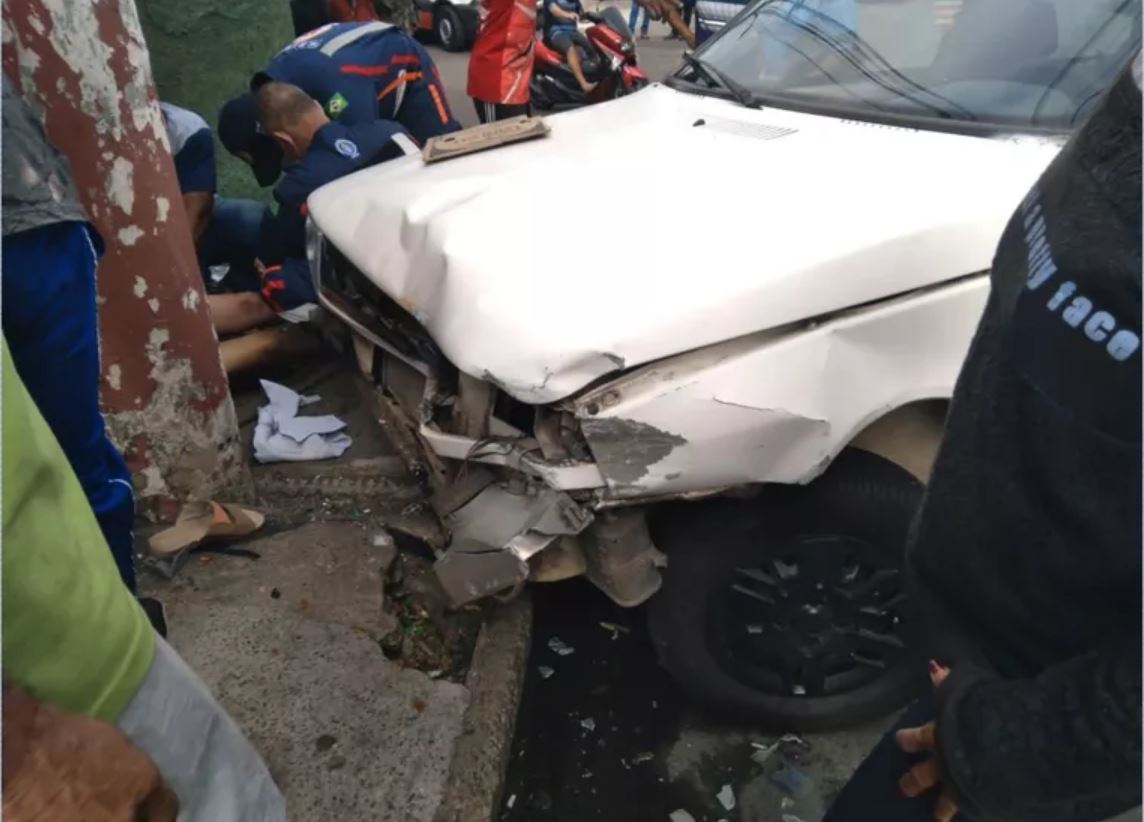 A Gazeta Dom Stica Prensada Por Carro Contra Poste E Tem Perna