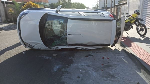 A Gazeta Vídeo carro capota e motorista fica ferido em acidente em