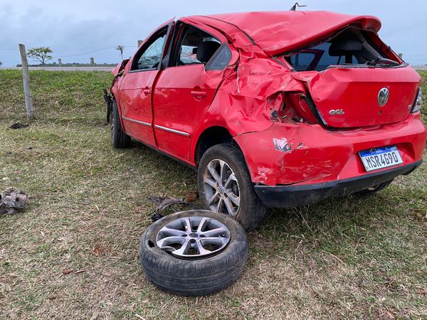 A Gazeta Carro Capota V Tima Arremessada E Outra Fica Presa S