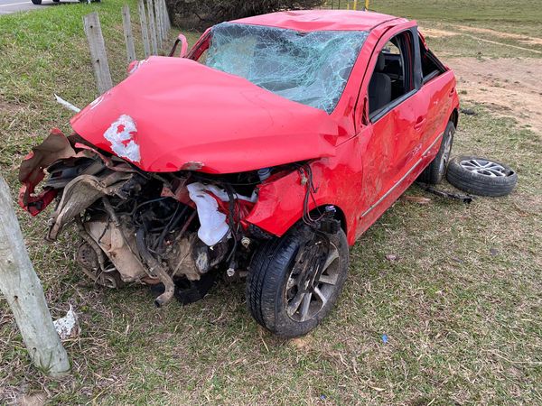 A Gazeta Carro Capota V Tima Arremessada E Outra Fica Presa S