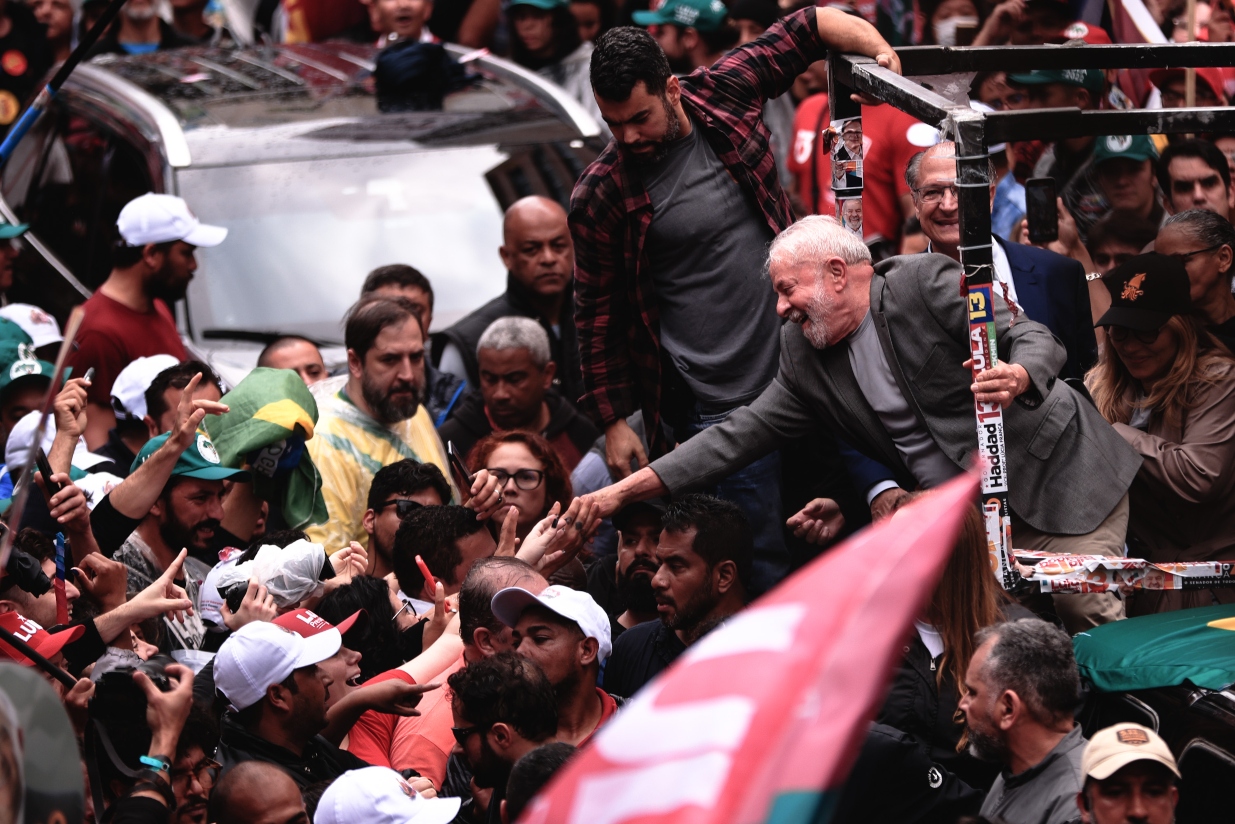 A Gazeta Lula faz caminhada em São Paulo em último ato da campanha no