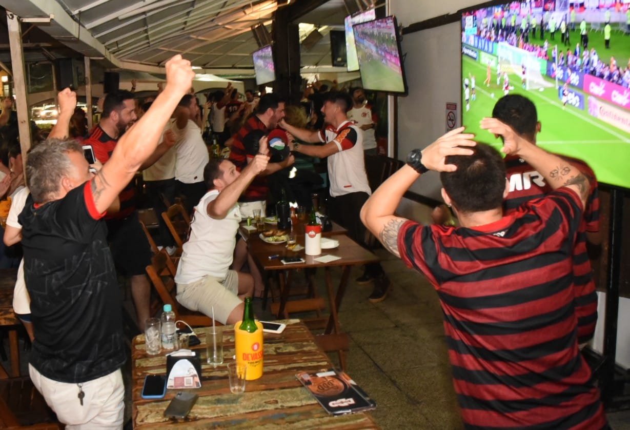 A Gazeta Torcida do Flamengo faz a festa nos bares de Vitória