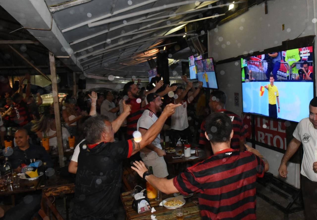 A Gazeta Torcida Do Flamengo Faz A Festa Nos Bares De Vit Ria