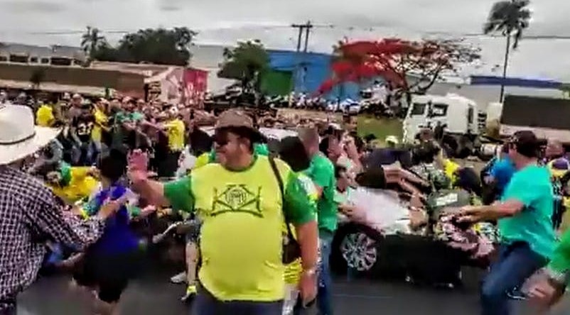 A Gazeta Carro atropela bolsonaristas que bloqueavam rodovia em São