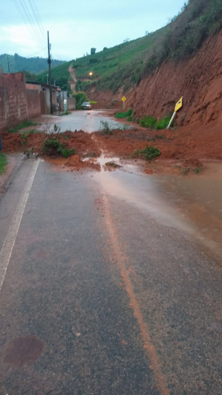 A Gazeta Chuva Derruba Muro E Barreiras E Causa Alagamentos No Sul Do Es