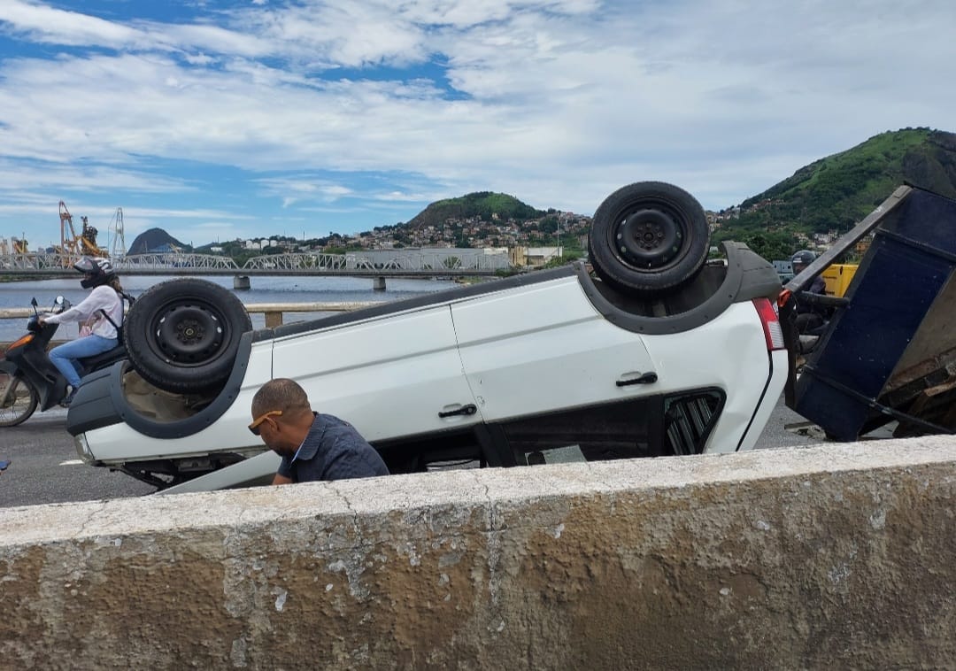 A Gazeta Carro Reboque Capota E Interdita Parcialmente Trecho Da