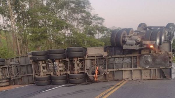 A Gazeta Carreta Tomba E Interdita Parcialmente A BR 101 Em Mimoso Do Sul