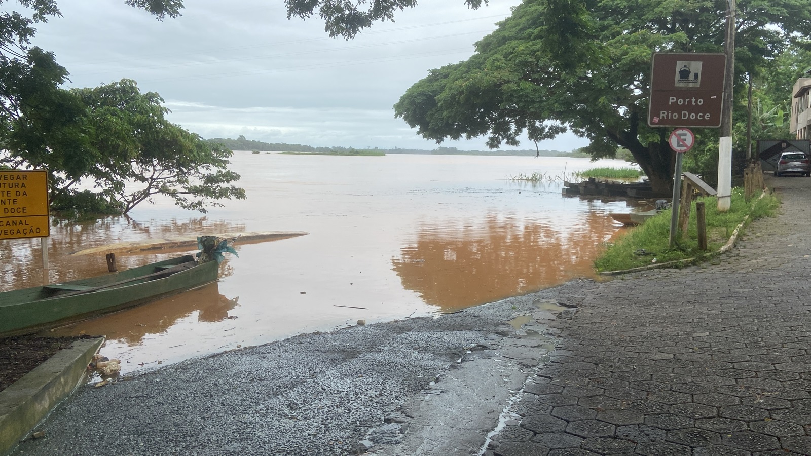 A Gazeta Nível do Rio Doce sobe mais e ultrapassa a cota de inundação