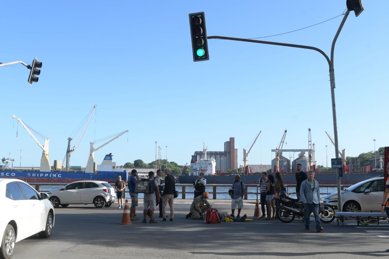 A Gazeta Motociclista Fratura Perna Em Acidente Na Avenida Beira Mar