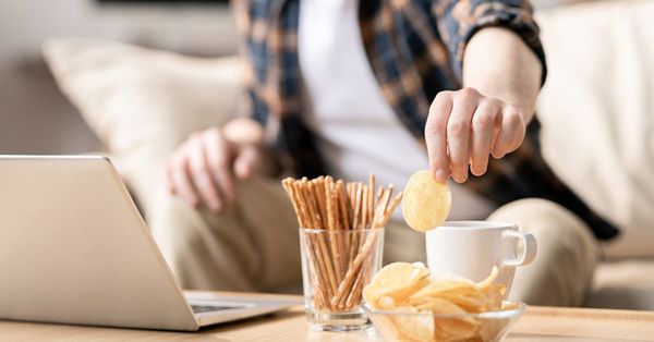 A Gazeta | Grazing: o que está por trás do hábito de beliscar comida toda hora