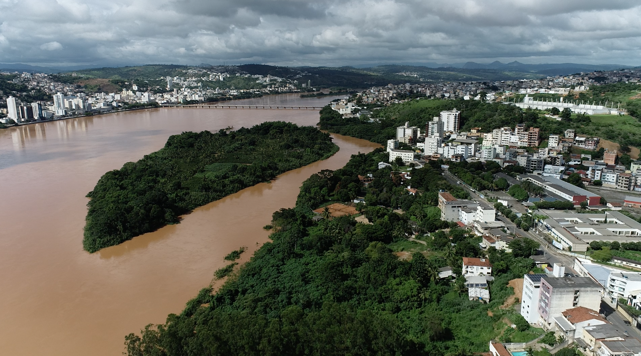 A Gazeta Cheia do Rio Doce devido à chuva em MG já causa alagamentos