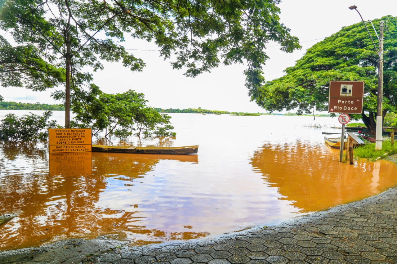 A Gazeta Cheia Do Rio Doce Devido Chuva Em Mg J Causa Alagamentos