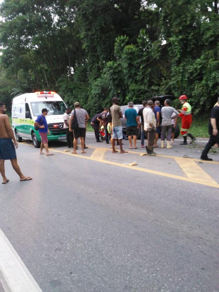 A Gazeta Motociclista vai parar embaixo de carro após ser atingido