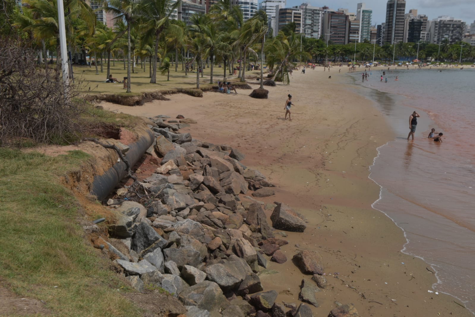 A Gazeta Eros O Na Praia Do Iate Avan A E Muda Cor Do Mar Em Vit Ria