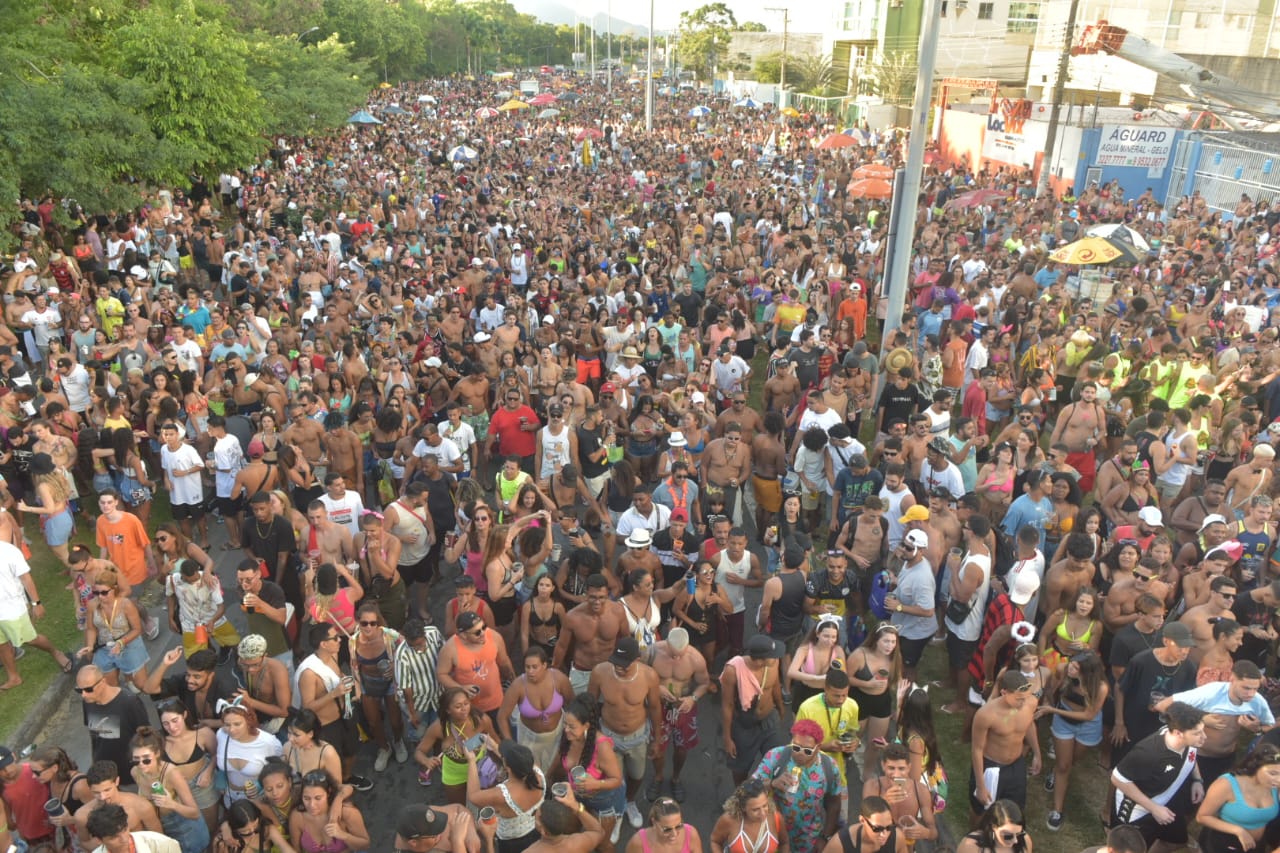 A Gazeta Bloco Kustelão arrasta multidão em Jardim Camburi veja fotos