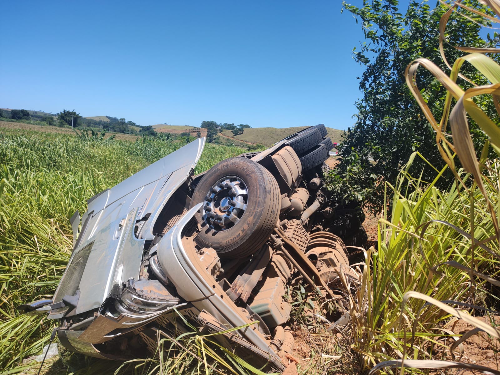 A Gazeta Carro E Carreta Se Envolvem Em Acidente Na BR 101 Em Iconha