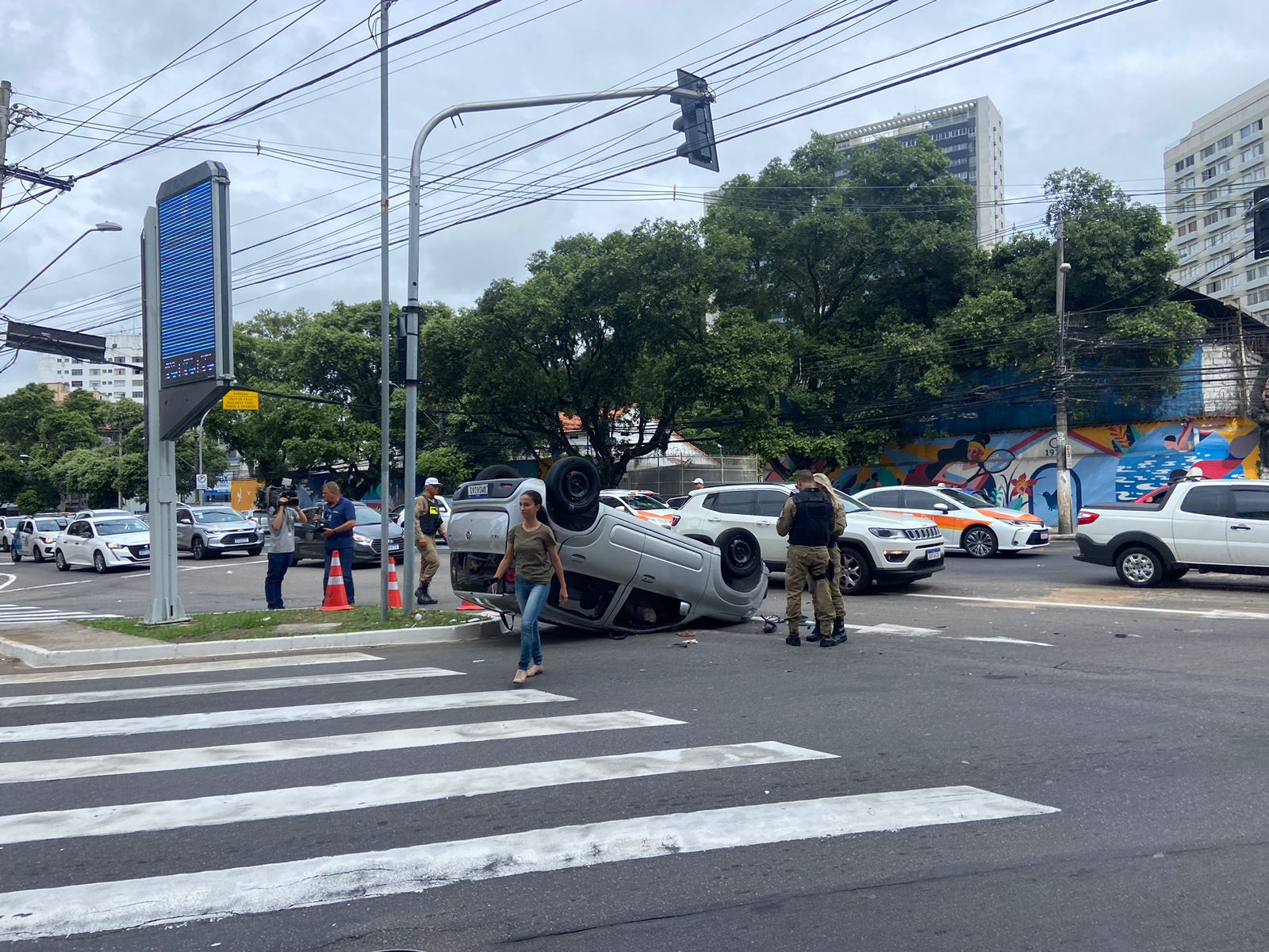 A Gazeta Colis O Entre Tr S Carros E Uma Moto Deixa Passageiro Ferido